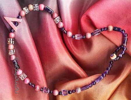 Heilstein schmerzen: Violetter Amethyst, Bergkristall und rosa Rhodonit als Halskette